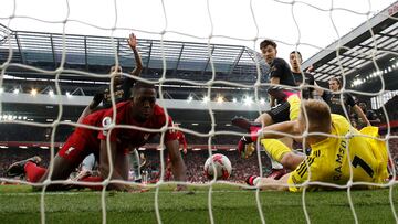 El Arsenal dejó ir una oportunidad de oro en su camino al título de la Premier League perdiendo una ventaja de 2-0, ahora el City los acecha de cerca.