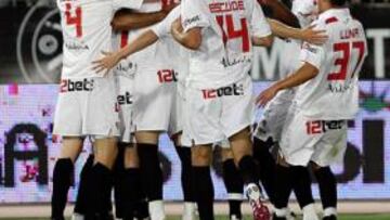 <b>LOCURA. </b>Rodri, fuera de sí, celebra el gol con Lolo mientras Capel, Cala, Varas y Renato llegan desde atrás y Juanma Ortiz pide calma.