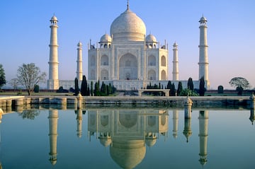 Fue construido en Agra, junto al río Yamuna entre 1631 y 1653 por el emperador Shah Jahan. La versión que ha trascendido es que lo hizo como mausoleo en honor a su esposa favorita, Arjumand Banu Begum, conocida como Mumtaz Mahal.
 
