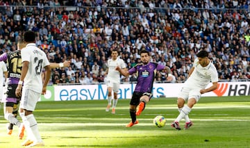 Asensio anota el quinto gol del Madrid rematando dentro del área a un lado un pase atrás de Rodrygo.