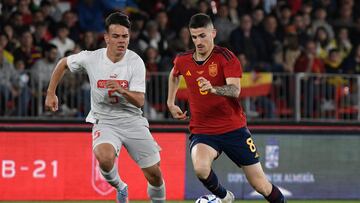 ALMERÍA, 24/03/2023.- El delantero de la selección española Oihan Sancet (d) disputa el balón ante Jashari (i), defensa de Suiza, durante el partido amistoso entre las selecciones sub21 de España y Suiza, este viernes en el Power Horse Stadium, en Almería. EFE / Carlos Barba
