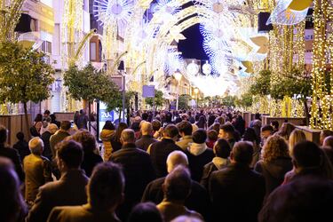Puente Genil se prepara para dar la bienvenida a la Navidad con la inauguración de su tradicional alumbrado navideño este viernes 21 de noviembre.