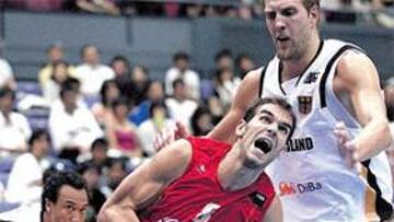 <b>FASCINANTE. </b>Recital de Calderón, en la dirección, en el tiro, penetrando. Aquí supera a Nowitzki.