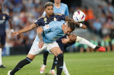 Iago Aspas remata de cabeza ante la oposición de Rodrygo.