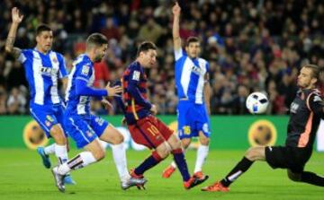 Lionel Messi ante Pau López.