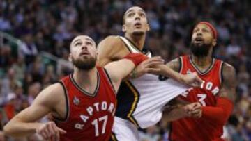 Valanciunas y James Johnson pelean con Gobert por la posición.