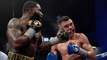 Adrien Broner golpea con dureza el rostro de Adrián Granados durante su combate en Cincinnati.