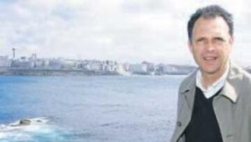 <b>DE A CORUÑA A NERVIÓN. </b>Caparrós regresa a casa. Sevillista confeso, dirigió al equipo blanco durante cinco temporadas. Aún no perdió ante su ex club.