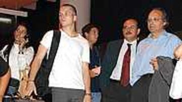 YA ESTÁ AQUÍ. Johan Gudjonsson aterrizó en la noche de ayer en el aeropuerto sevillano de San Pablo.