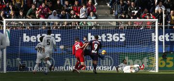 Escalante puts Eibar ahead. 1-0. Min. 15