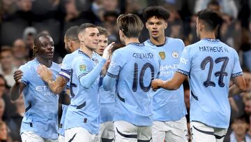 Jeremy Doku, a la izquierda del todo, celebra junto al resto de sus compañeros el 1-0 anotado por el Manchester City al Watford durante la tercera jornada de la Carabao Cup.
