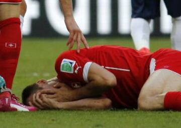 Steve von Bergen con un fuerte golpe en la cara.