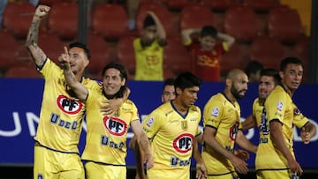 Futbol, Union Espanola vs Universidad de Concepcion
 Definicion del 4 cupo para la Copa Libertadores 2018
 El jugador de Universidad de Concepcion Hugo Droguett,  centro, celebra con sus companeros su gol contra Union Espanola durante el partido de vuelta por la definicion del cuarto cupo para la Copa Libertadores de America 2018 disputado en el estadio Santa Laura de Santiago, Chile.
 20/12/2017
 Andres Pina/Photosport
 
 Football, Union Espanola vs Universidad de Concepcion
 Copa Libertadores Championship, Chilean fourth quota 2018
 Universidad de Concepcion&#039;s player Hugo Droguett, center, celebrates with teammates after scoring against Union Espanola during the definition of the fourth competitor of the Copa Libertadores Championship 2018 at the Santa Laura stadium in Santiago, Chile.
 20/12/2017
 Andres Pina/Photosport