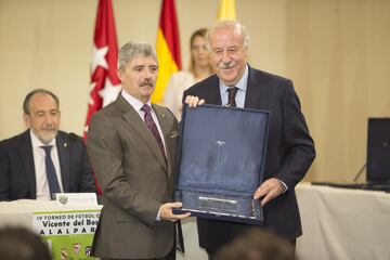 Entrega de galardones durante la presentación del IV Torneo Vicente del Bosque