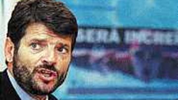 <B>HABLA</B>. Albert Batlle expone la voz del Ayuntamiento.