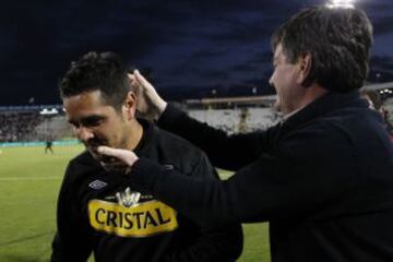 Héctor Tapia es felicitado luego de su debut como técnico ante Cobreloa el 15 de octubre del 2013.