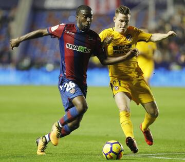 Shaquell Moore and Kevin Gameiro challenge for the ball.