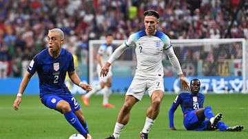 Al Khor (Qatar), 25/11/2022.- Sergino Dest (L) of the USA in action against Jack Grealish (C) of England during the FIFA World Cup 2022 group B soccer match between England and the USA at Al Bayt Stadium in Al Khor, Qatar, 25 November 2022. (Mundial de Fútbol, Estados Unidos, Catar) EFE/EPA/Noushad Thekkayil
