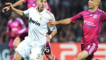 <b>LUCHADOR. </b>Benzema pugna por un balón con Cris y Lovren.