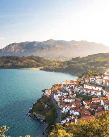 Catalogado como el pueblo que más turistas suele recibir sea cual sea la estación y época del año. Lastres comenzó a ser muy reconocido gracias a la serie de 'Doctor Mateo', y es que con su tradición pesquera y la localización de sus casas enamora a cualquiera. Es una de las opciones más recomendables por su ubicación en Asturias, cercano al oriente, centro y occidente del Principado.