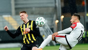 GÖTEBORG (Sweden), 23/10/2025.- Hacken's Julius Lindberg (L) in action against Rayo Vallecano's Alvaro Garcia during the UEFA Europa Conference League soccer match between BK Hacken and Rayo Vallecano, in Gothenburg, Sweden, 23 October 2025. (Suecia, Gotemburgo) EFE/EPA/Adam Ihse SWEDEN OUT