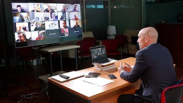 Luis Rubiales acudió a la Federación para hablar con sus 'barones' territoriales.