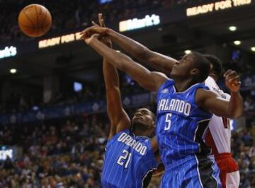 Maurice Harkless y Victor Oladipo (Magic) pelean con Amir Johnson por hacerse con el balón. 