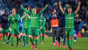 Los jugadores de la Real celebran su clasificación en el Bernabéu.