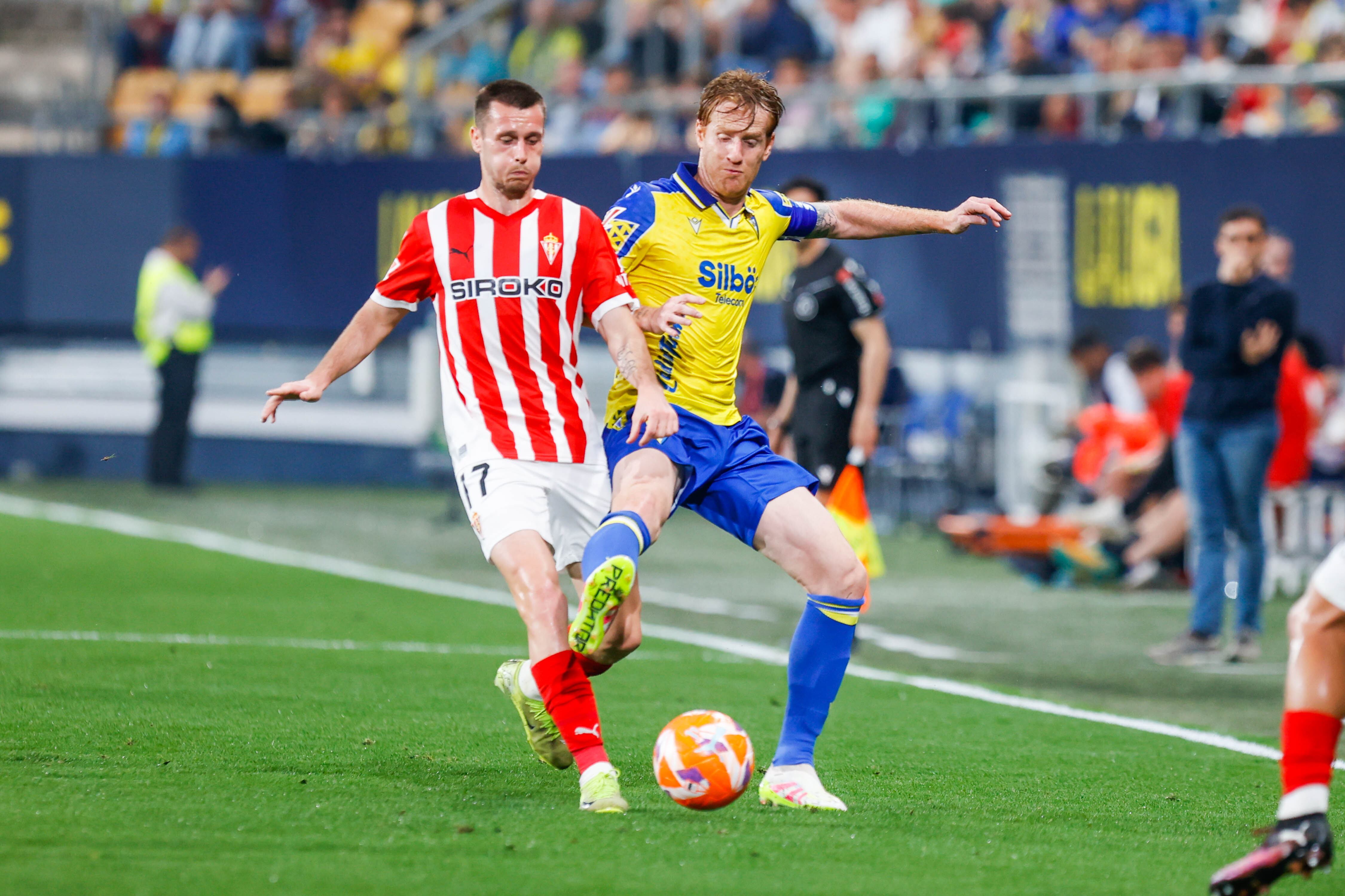 25/04/25 PARTIDO CÁDIZ-SPORTING ALEX FERNANDEZ CON DUBASSIN