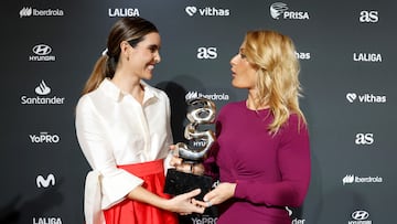 Ona Carbonell y Lydia Valentín, con el premio AS.