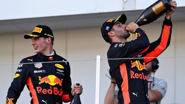 Max Verstappen y Daniel Ricciardo en el podio de Suzuka.