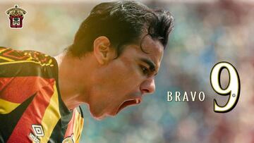 Había probado nuevamente las mieles del césped y no ha podido resistir. Omar Bravo abandona el retiro, tras un año de haberlo anunciado.
