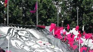 <b>AUMENTA. </b>La afición del Rayo anima sin cesar a su equipo y cada día es más numerosa.