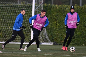 Zappacosta, Pasalic y De Roon, en el ltimo entrenamiento del Atalanta antes de medirse al Real Madrid.