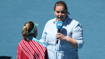 Player-turned commentator Jelena Dokic (R) talks to Poland's Magda Linette after her women's singles match against France's Caroline Garcia on day eight of the Australian Open tennis tournament in Melbourne on January 23, 2023. - -- IMAGE RESTRICTED TO EDITORIAL USE - STRICTLY NO COMMERCIAL USE -- (Photo by Martin KEEP / AFP) / -- IMAGE RESTRICTED TO EDITORIAL USE - STRICTLY NO COMMERCIAL USE -- (Photo by MARTIN KEEP/AFP via Getty Images)