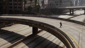 Un skater patina por las vacías calles y carreteras de Los Ángeles (California, Estados Unidos) en 2014, en lo que era una 'predicción' de lo que vendría en 2020 con la pandemia del Coronavirus.