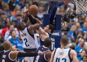 Enes Kanter y Raymond Felton.