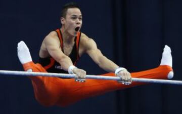 El gimnasta Michel Bletterman de Holanda durante su rutina de barra horizontal.