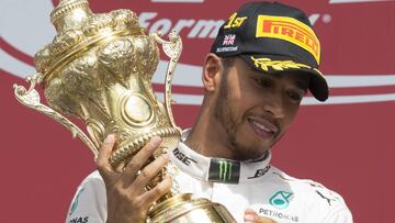 Hamilton con el trofeo de ganador en Silverstone.