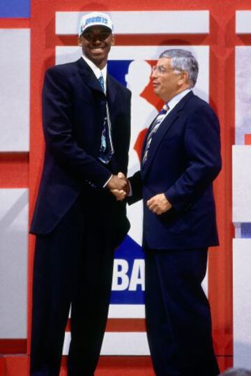 Junto a David Stern, tras ser elegido en el número 13 del draft de 1996 por los Charlotte Hornets. Poco después fue traspasado a los Lakers a cambio de Vlade Divac.