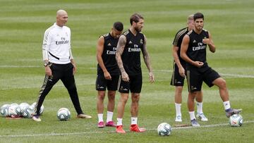 Sergio Ramos con varios compa&ntilde;eros durante un entrenamiento del Real Madrid en Valdebebas.