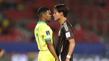 AMDEP4446. SANTIAGO (CHILE), 28/09/2025.- Gustavo Prado (i) de Brasil se enfrenta con Diego Ochoa de México este domingo, en un partido del grupo C de la Copa Mundial Sub-20 entre Brasil y México en el estadio Nacional en Santiago (Chile). EFE/ Ailen Díaz