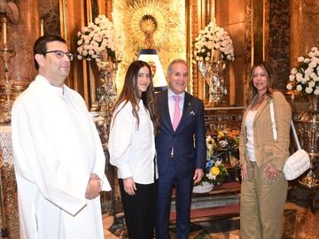 Jorge Mas, junto a su mujer y su hija, en la Basílica del Pilar.