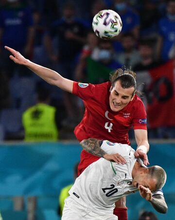 Caglar Soyuncu con Federico Bernardeschi.