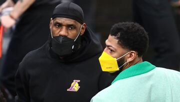 LeBron James y Anthony Davis, vestidos de calle, durante un partido de la NBA de Los Angeles Lakers.