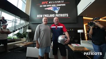 Bill Belichick recibe cinturón de campeón de UFC de las manos de Dana White
