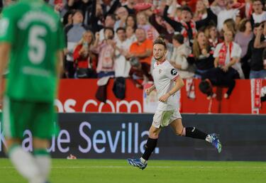 El centrocampista croata se sacó un zapatazo para igualar el derbi sevillano. Su equipo no hizo un gran partido, pero su gol valió para conquistar un punto. 