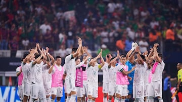 Jugadores de la Selección Mexicana después de su partido contra Nigeria.