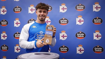Mario Soriano recibió el premio "Estrella Galicia" al mejor jugador del Deportivo del mes de octubre.