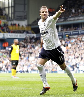 En 2010 fichó por el Tottenham, donde permaneció tres temporadas, convirtiéndose en uno de los jugadopres favoritos de la afición 'spur'.